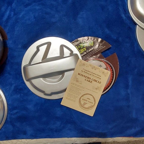 Multi-Event Cake Pan Set with 7 inserts - WIlton - Picture 14 of 14